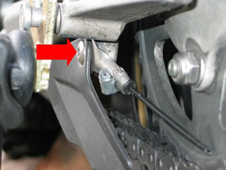 scottoiler vsystem instalación Aprilia Dosoduro - instalación a la cadena