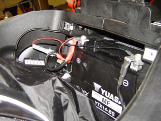 scottoiler esystem instalación Aprilia Mana - conexión bateria