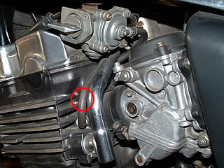 Honda CB400 Super 4 - Scottoiler conexión al vacío 2