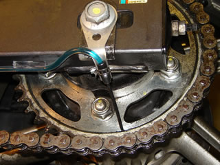 Honda CB125 - Scottoiler inyector instalado