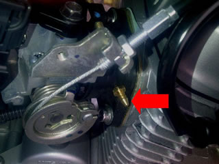 Honda CB125 - Scottoiler espita M5 instalado
