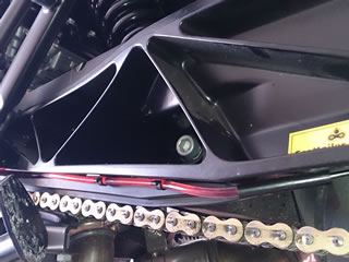 KtM 1290 Super Adventure - Scottoiler instalación del tubo de aceite